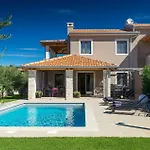 Villa Flora Abrega 펜션