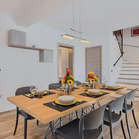 Holiday home Lovely In With Kitchen